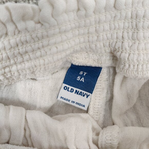 Old Navy Girls' Pull On Shorts Cotton Size 5T Cream Smocked Waist Beach Toddler - Picture 4 of 5